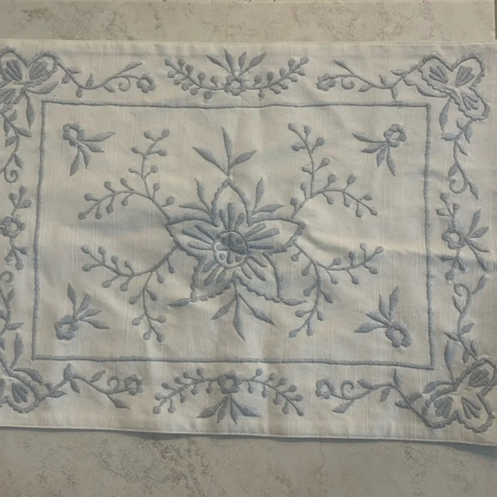Pottery Barn placemat only one embroidered blue ivory new